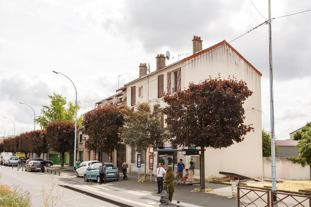 Paris Tourist Apartment, France Stains